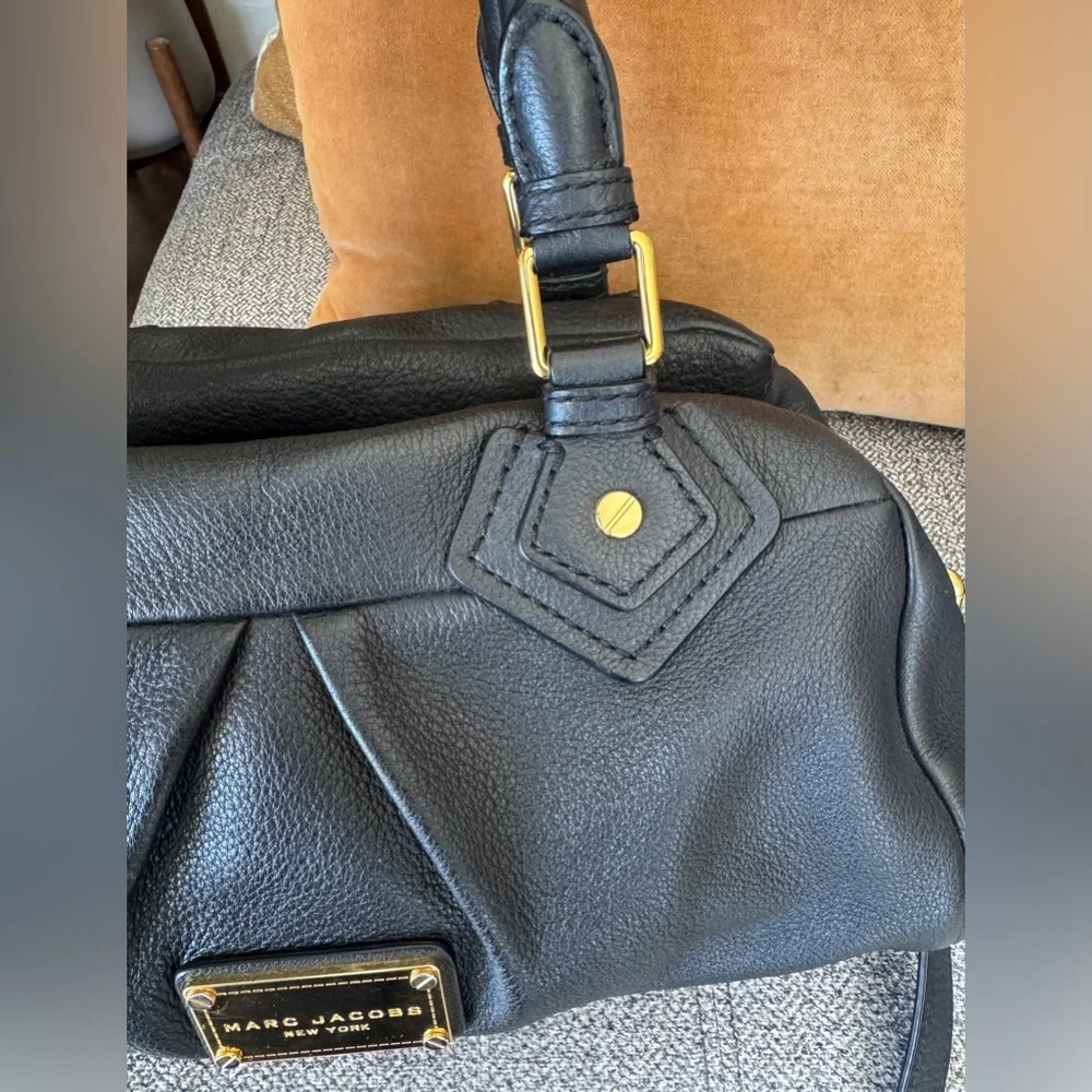 Marc Jacobs-Gorgeous Black Pebbled Leather Satchel with Gold Hardware - Picture 4 of 14